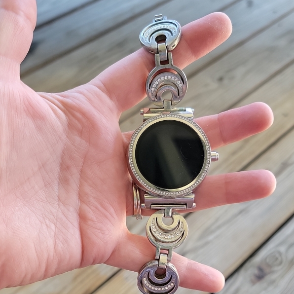 Black and Silver Smartwatch with Vintage-Inspired Design - Picture 1 of 3